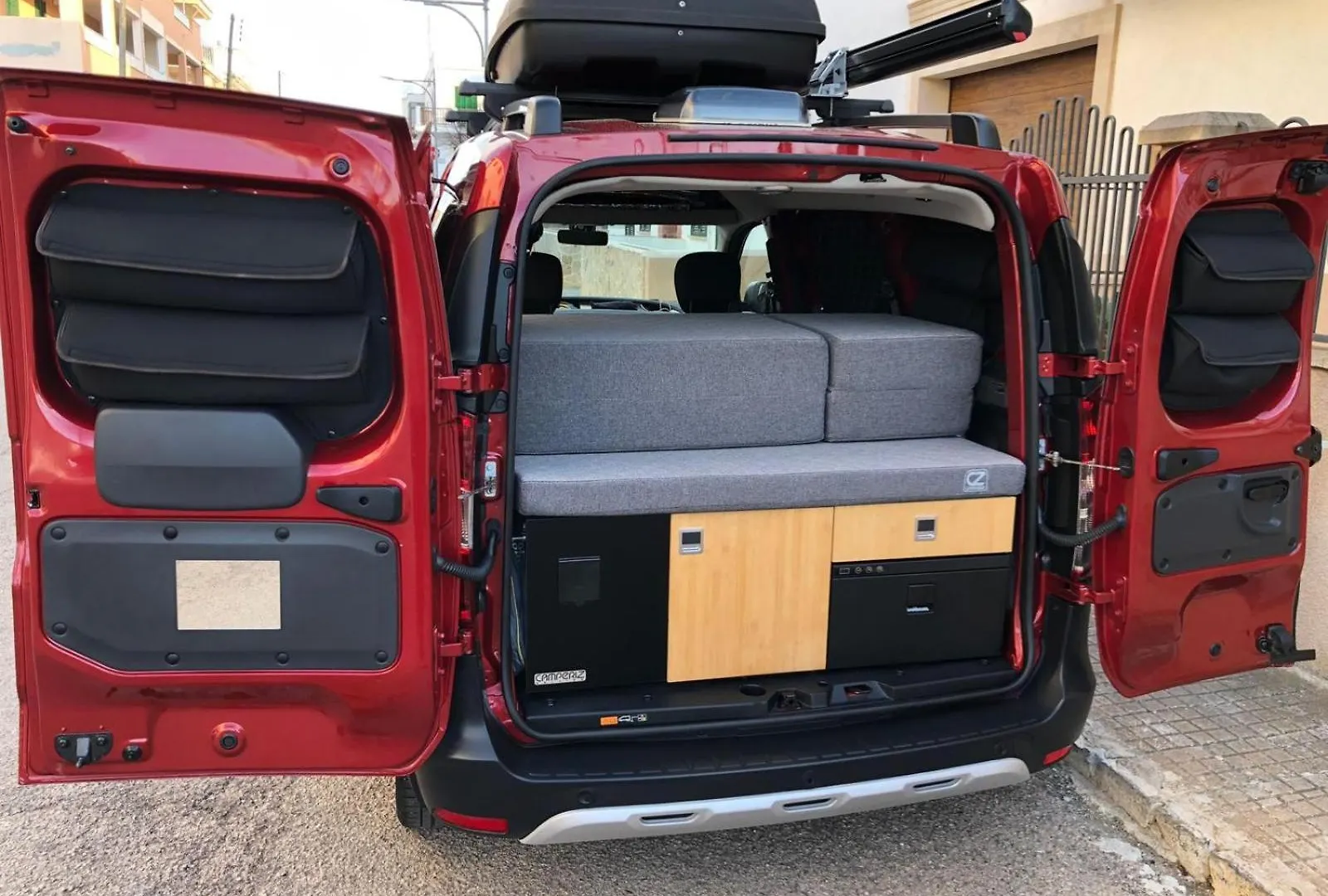 Dacia Dokker Camperiz Hotel Palma de Mallorca Luxury tent